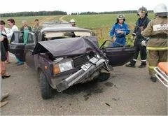 На трассе в Удмуртии трактор столкнулся с легковым автомобилем
